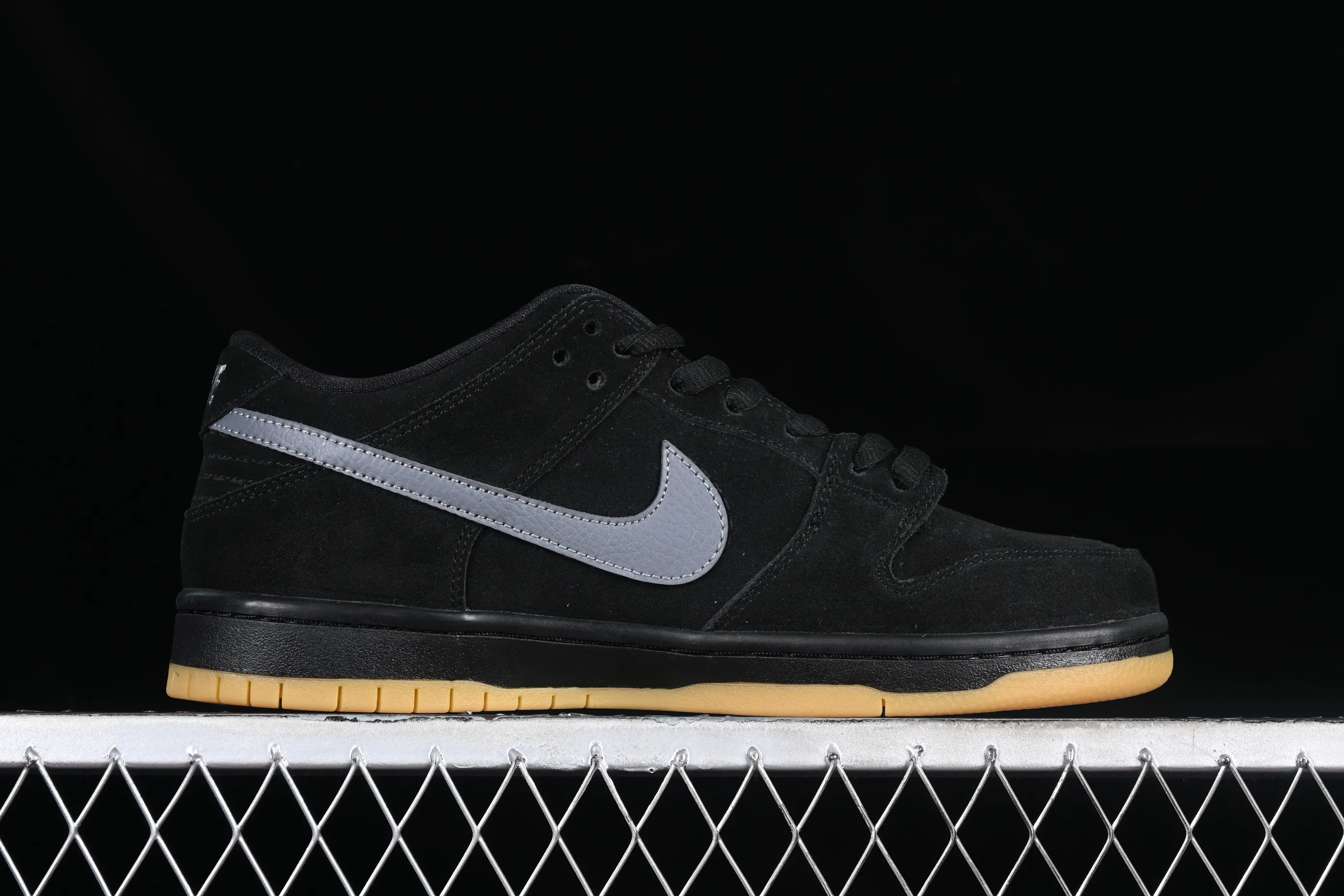 All categories Nk SB Dunk Series Nk SB Dunk Low Low-top sneakers K version Nk SB Dunk Low Raw rubber black and gray SB Dunk Series low-top casual sports skateboard shoes BQ6817-010